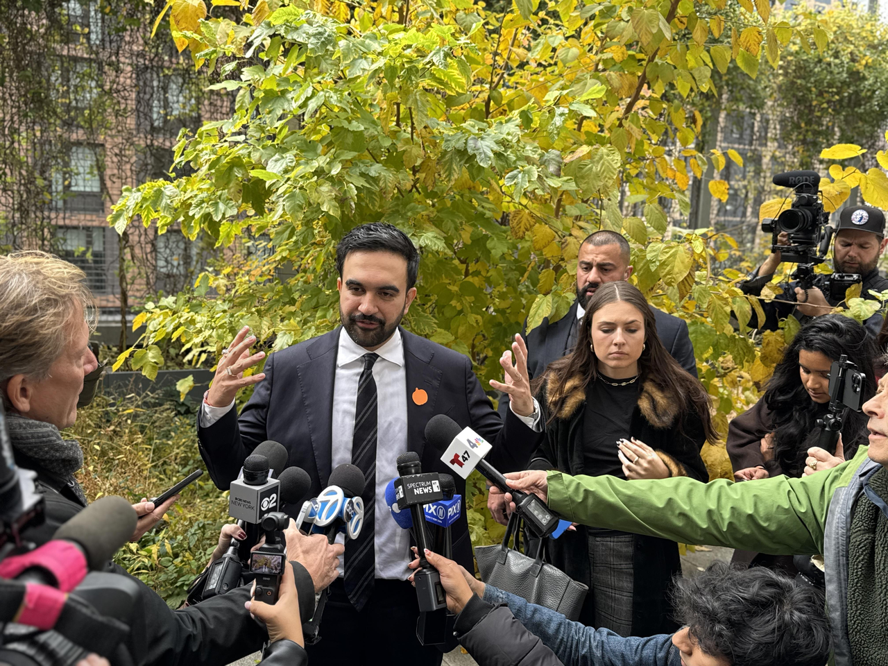 曼达尼与华埠老人（一元一分红中麻将群）打太极 李荣恩、马泰力挺：服务劳动人民