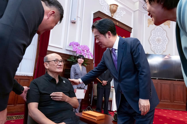 林芳郁失智后首露面 领医疗奉献奖…赖清德（一元一分麻将群）讚「最勇敢」