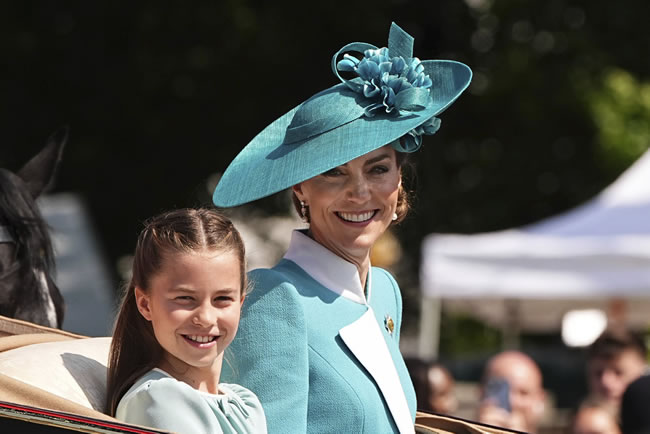 英王妃凯特癌后现身 与夏洛特公主钢琴二重奏庆圣诞