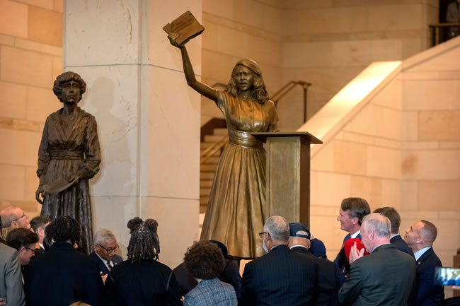 美国会新雕像揭幕 纪念民权少女对抗种族隔离就学