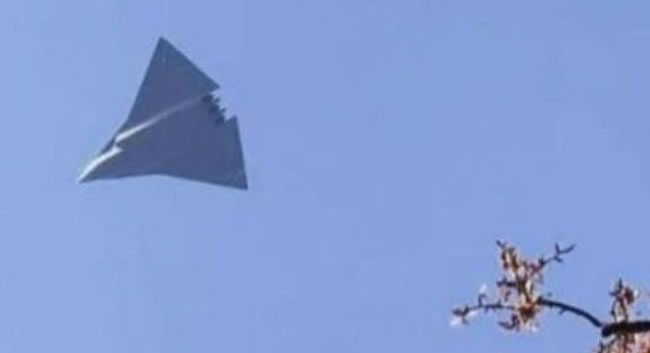 中国歼36战机「空速管」消失 分析:研发超预期