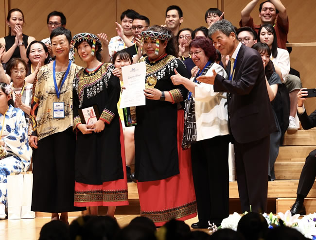 中国施压撤国旗 台合唱团夺金「那边没字，但大家都懂」