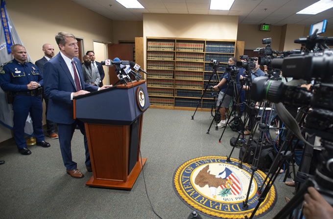 收贿伪造犯罪报告骗取U签证 路州3警长被诉