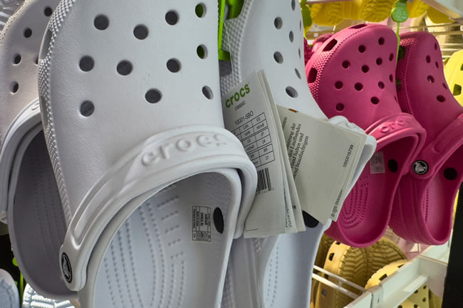 Crocs（跑得快）洞洞鞋即将失宠？製造商股价狂跌30%
