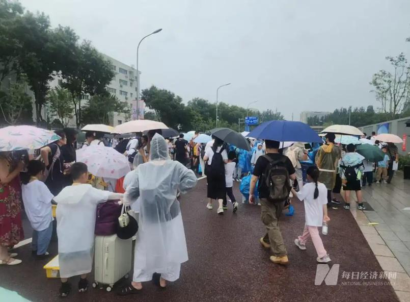 「就像买车」人民币19.5万起 北京（血战到底）首间具身智慧机器人4S店亮相