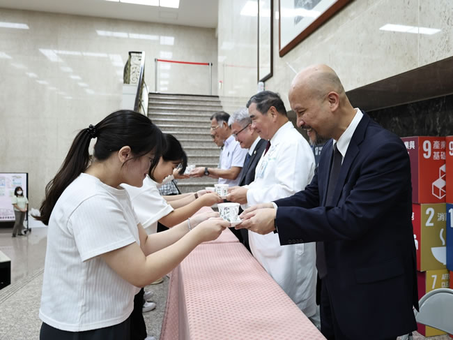 向老师致敬 中山医大学生手写卡片、奉茶 传递敬师情谊