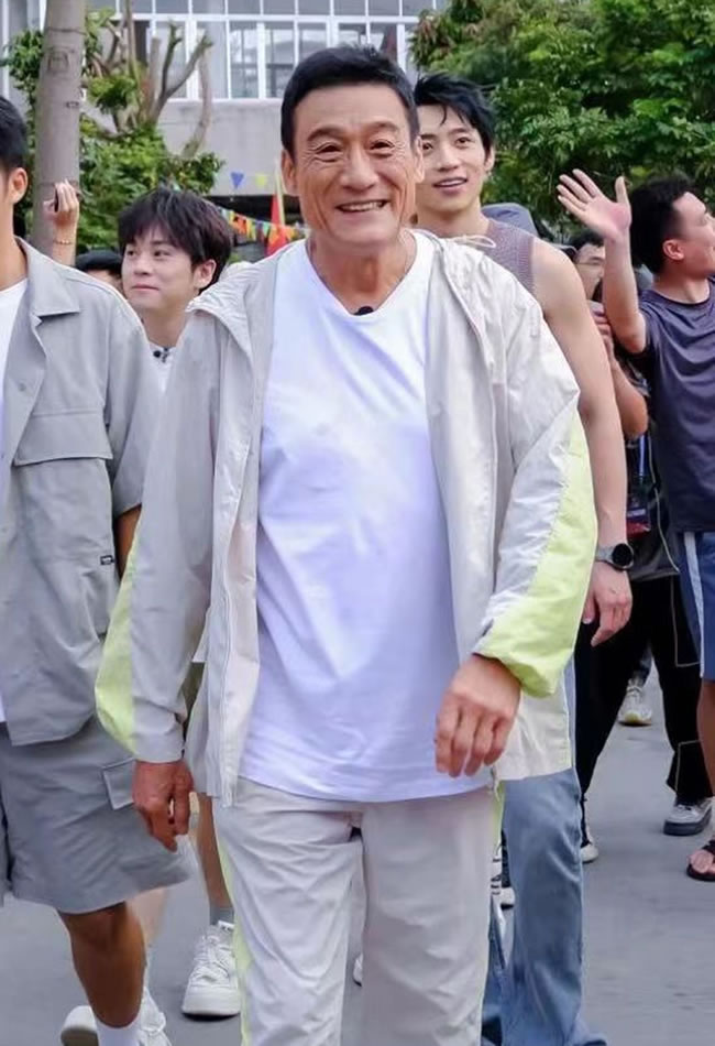 梁家辉昔沦落摆路边摊 影帝遭警察驱离 遭封杀2年落魄心酸