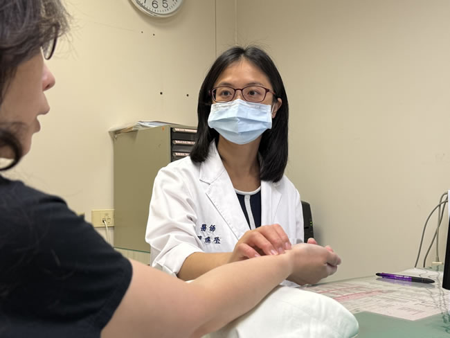 虚弱到扶墙走进诊间 女子眩晕4度进出急诊...中医靠5招反转