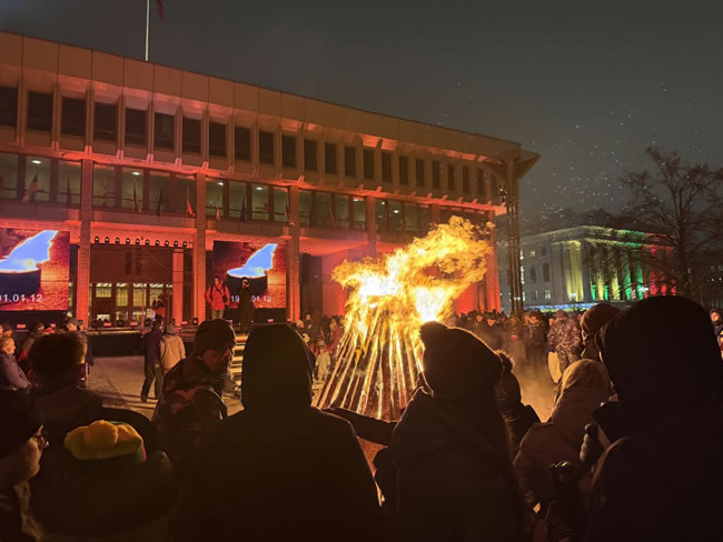 立陶宛自由捍卫者日追思殉难者 维尔纽斯点燃篝火